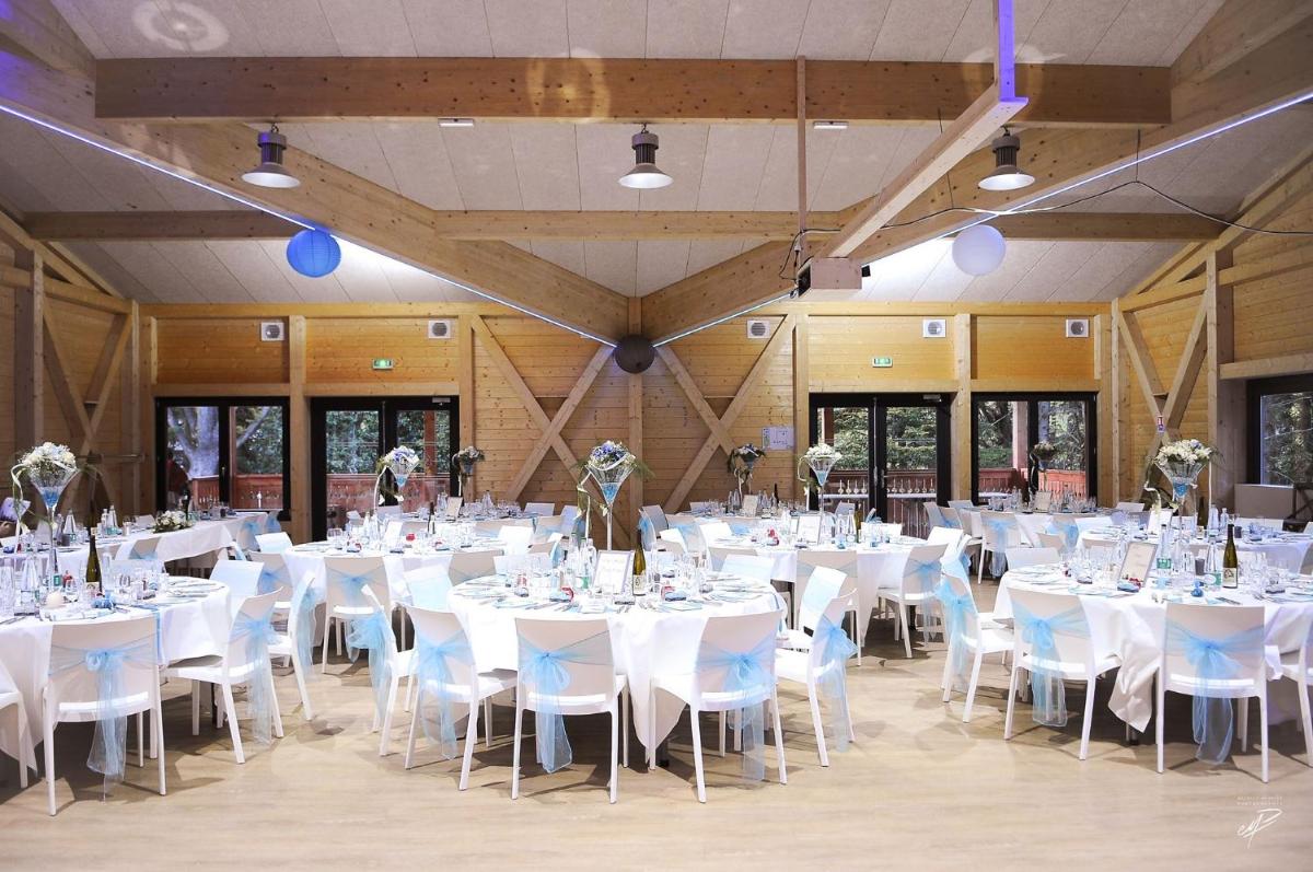une salle de banquet avec des tables et des chaises blanches dans l'établissement Domaine du Hirtz, Restaurant & Spa, à Wattwiller 68 autres photos