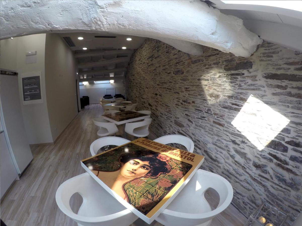 Hostel Cross - Housity