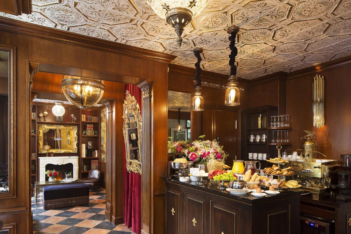 une salle avec un comptoir avec de la nourriture dans l'établissement Hôtel Da Vinci & Spa, à Paris