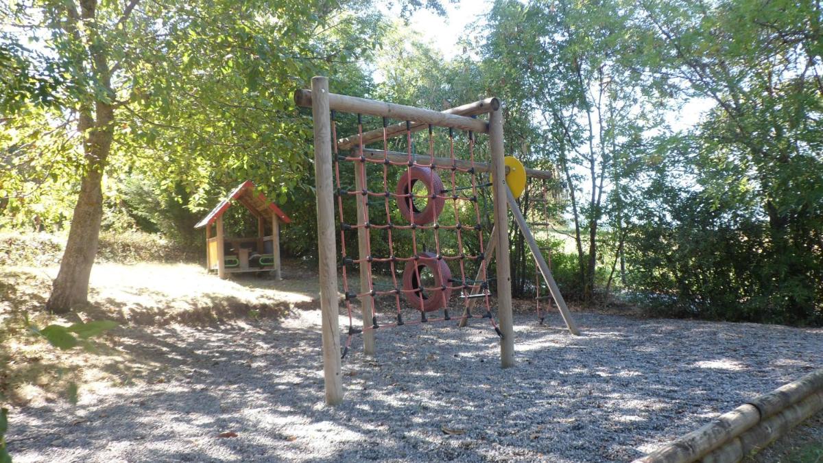 Aire de jeux pour enfants de l'établissement Logis Hôtel Les Peupliers