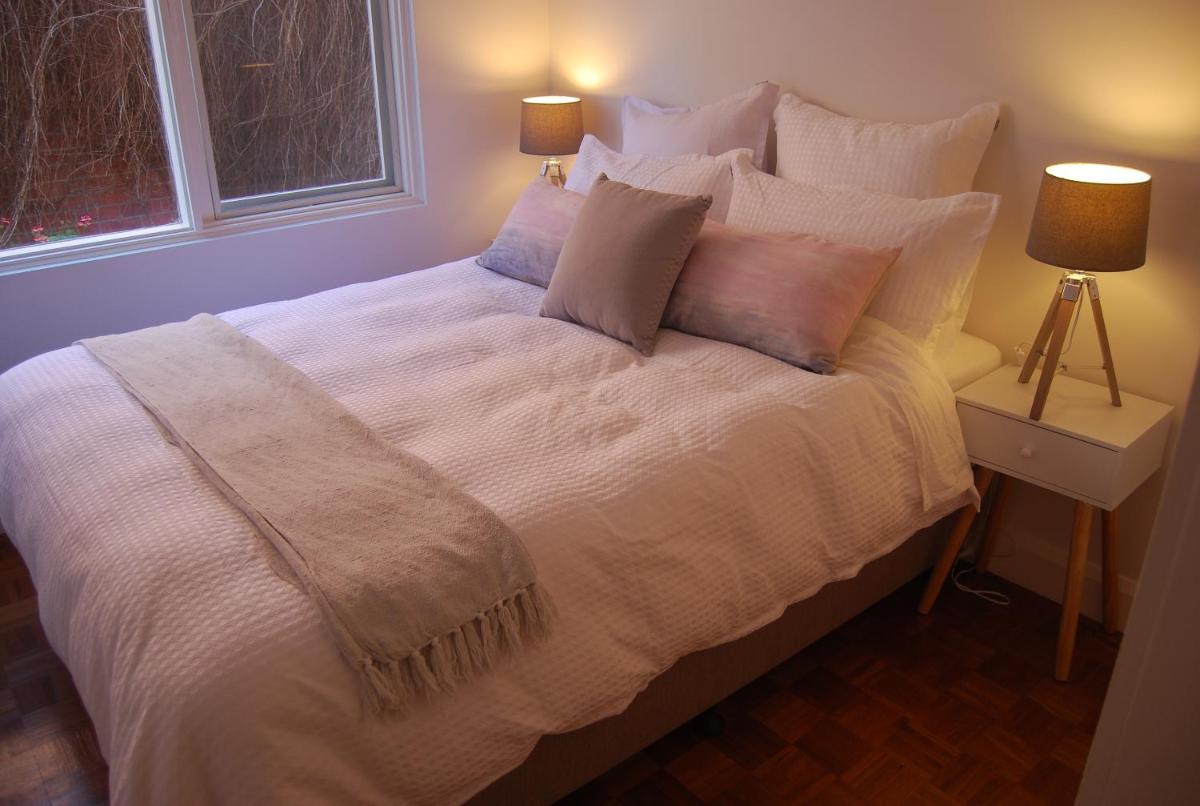 Suitetrails - Balcony Retreat Apartment by Ready Set Host