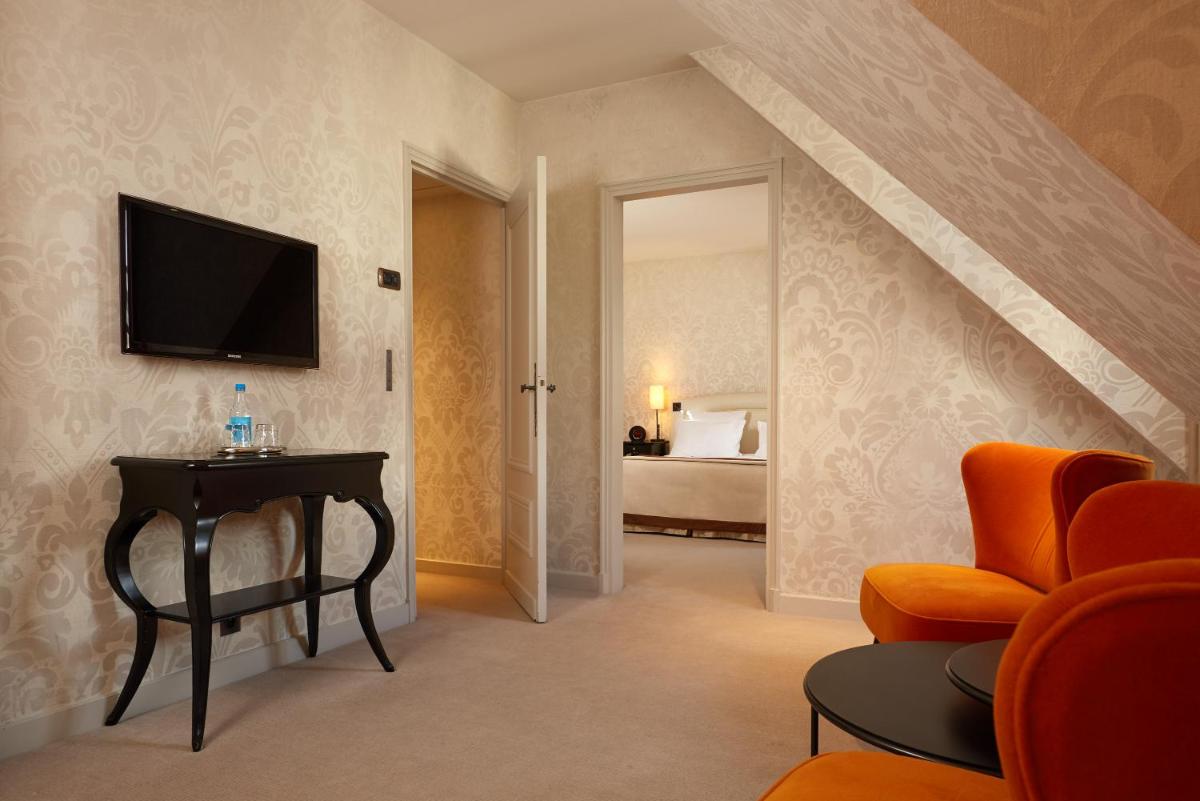 Télévision ou salle de divertissement dans l'établissement Le Pavillon de la Reine & Spa, Place des Vosges