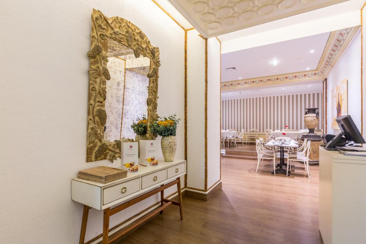 Uma televisão e/ou sistema de entretenimento em Luna Hotel da Oura