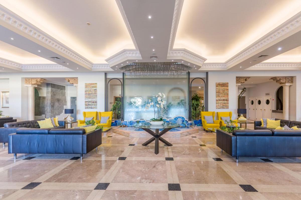 Uma área de estar em Luna Hotel da Oura