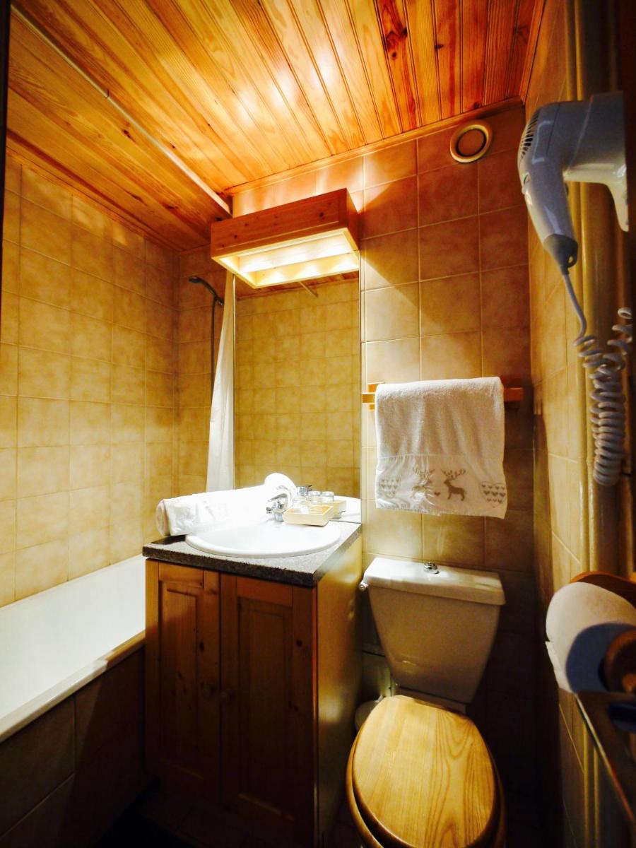 une salle de bain avec toilettes et lavabo dans l'établissement Alberta Hotel & Spa, à Val Thorens