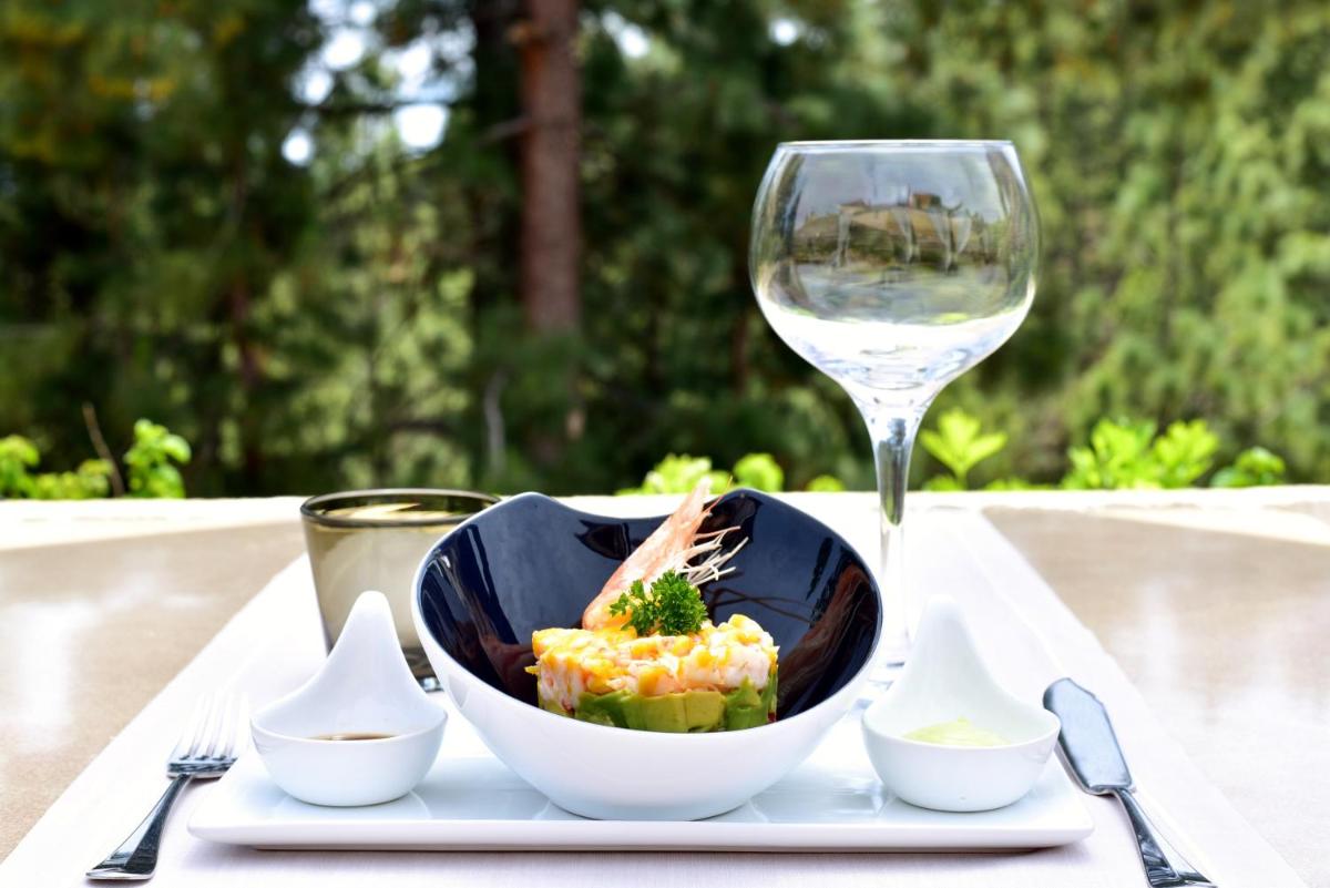 Comida en o cerca de este hotel