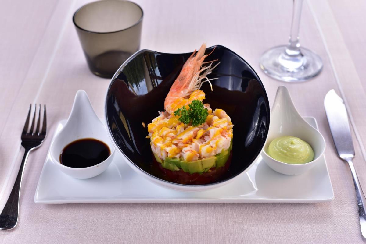 Comida en o cerca de este hotel