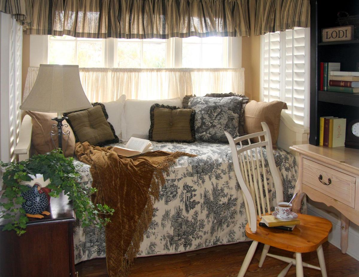 Cottage on Armstrong - Housity