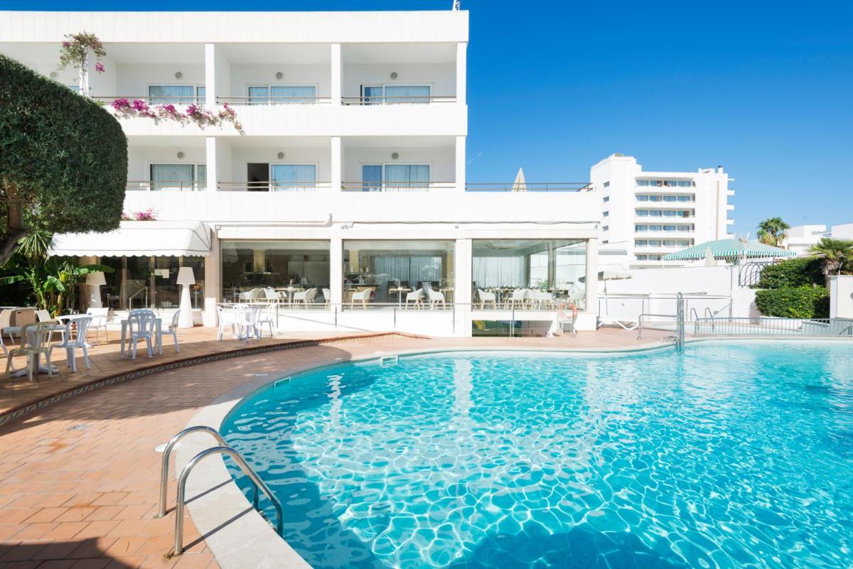 una piscina frente a un edificio en Hotel Morito, en Cala Millor 33 fotos más