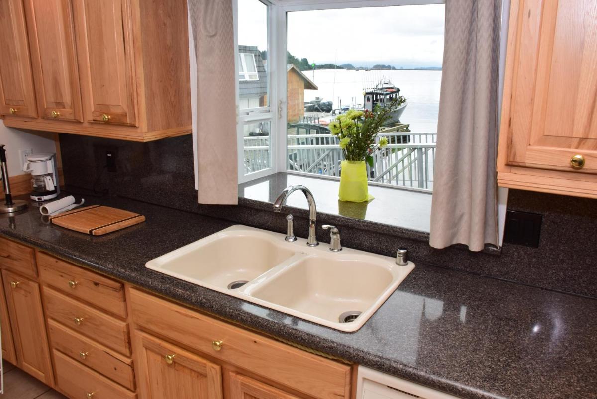 Longliner Lodge and Suites - Housity
