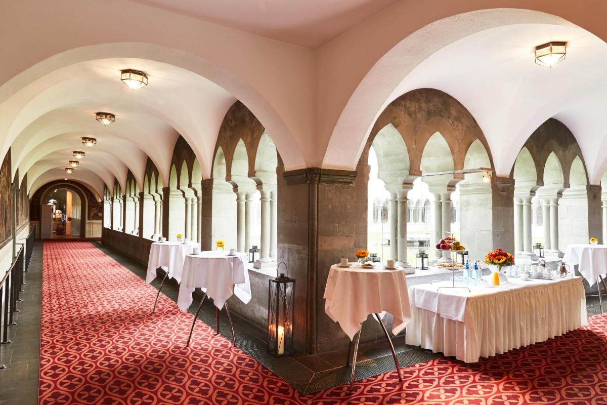 Ein Restaurant oder anderes Speiselokal in der Unterkunft Steigenberger Inselhotel