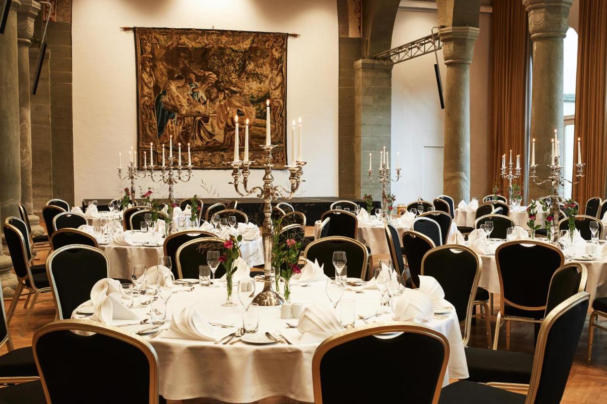 Ein Restaurant oder anderes Speiselokal in der Unterkunft Steigenberger Inselhotel