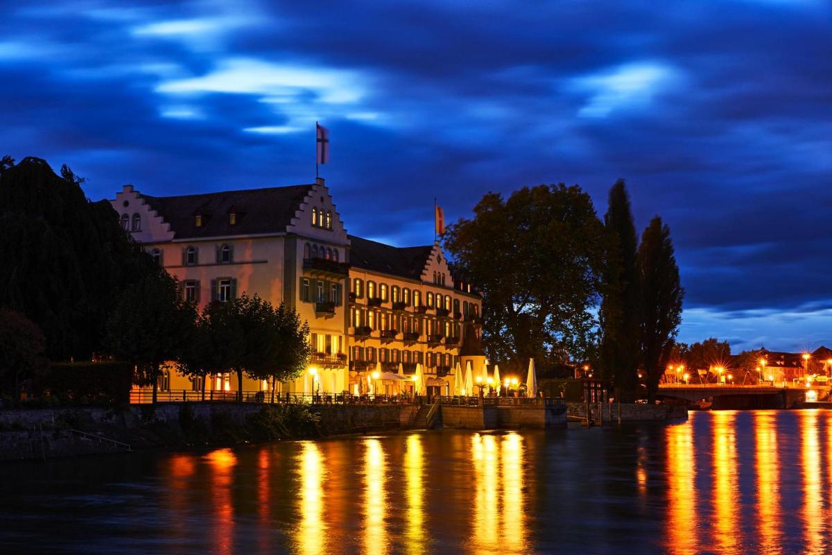 Blick auf einen Fluss in der Nähe des Hotels
