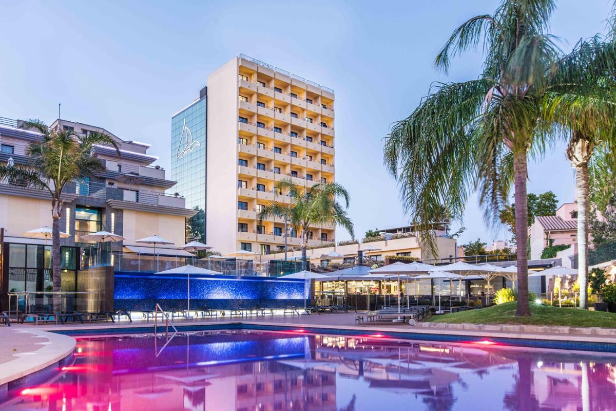 un hotel con piscina frente a un edificio en Isla Mallorca & Spa, en Palma de Mallorca