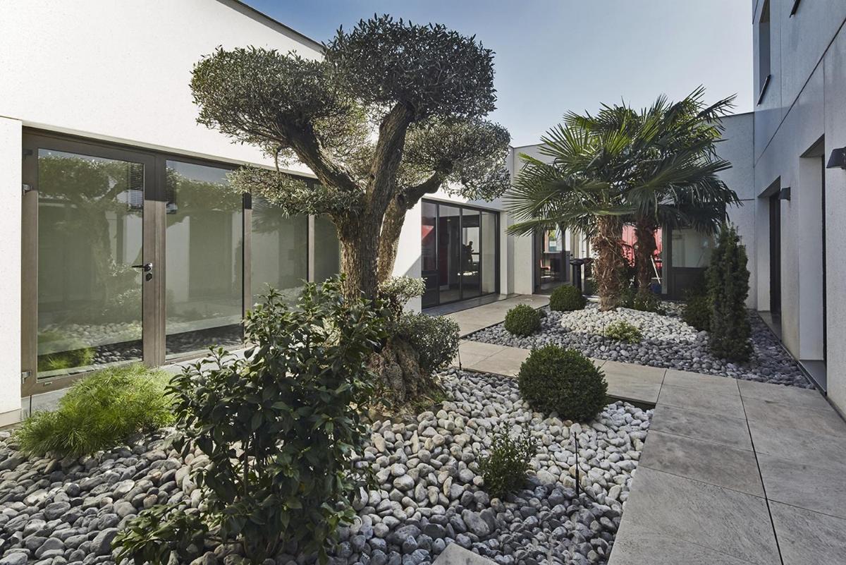 Jardin de l'établissement Kyriad Prestige Lyon Est - Saint Priest Eurexpo Hotel and SPA