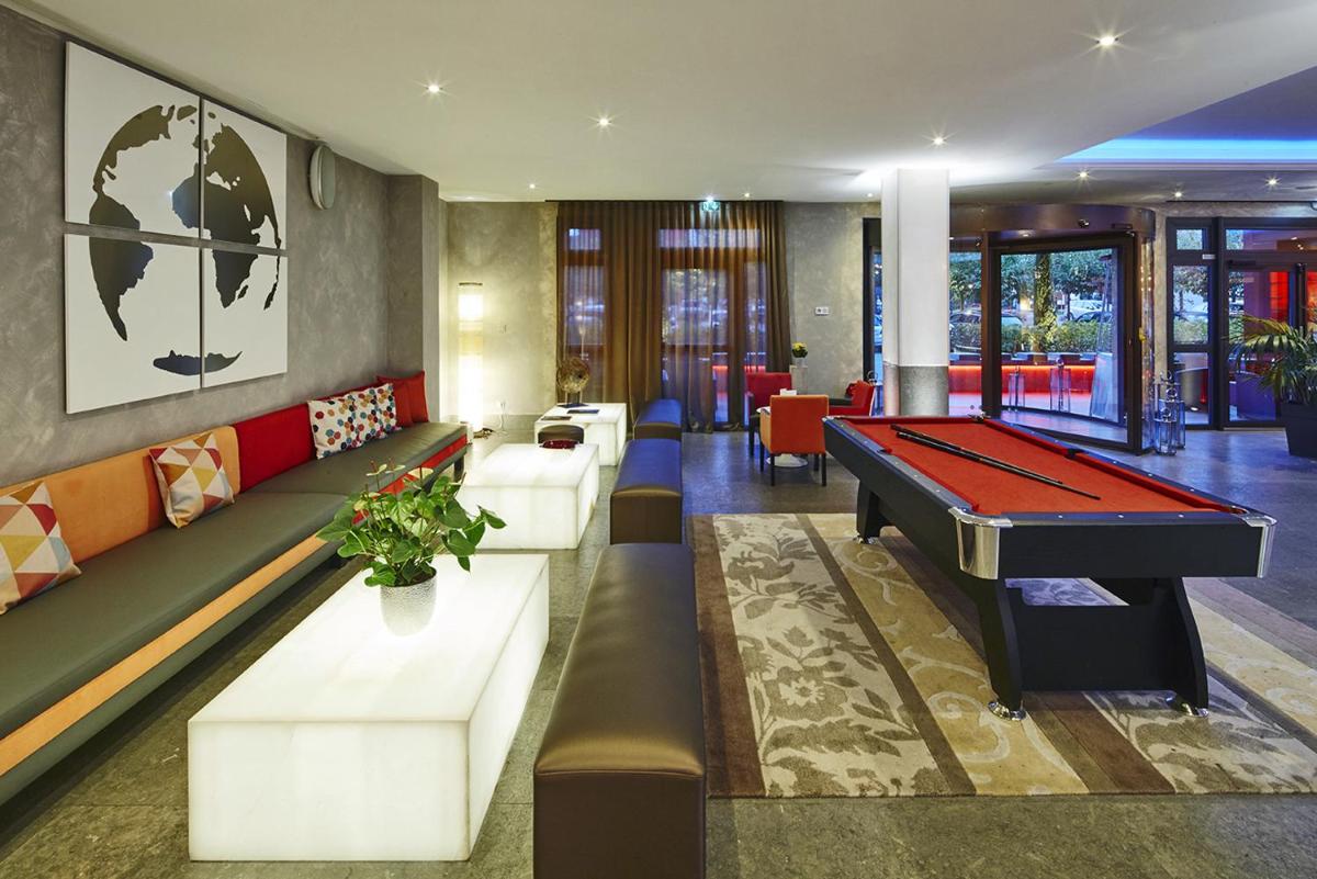 Coin salon dans l'établissement Kyriad Prestige Lyon Est - Saint Priest Eurexpo Hotel and SPA