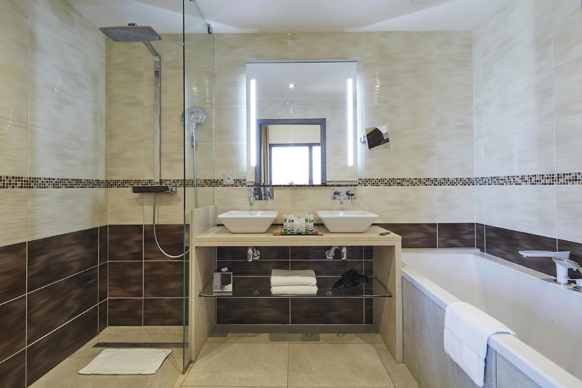 Salle de bains dans l'établissement Kyriad Prestige Lyon Est - Saint Priest Eurexpo Hotel and SPA