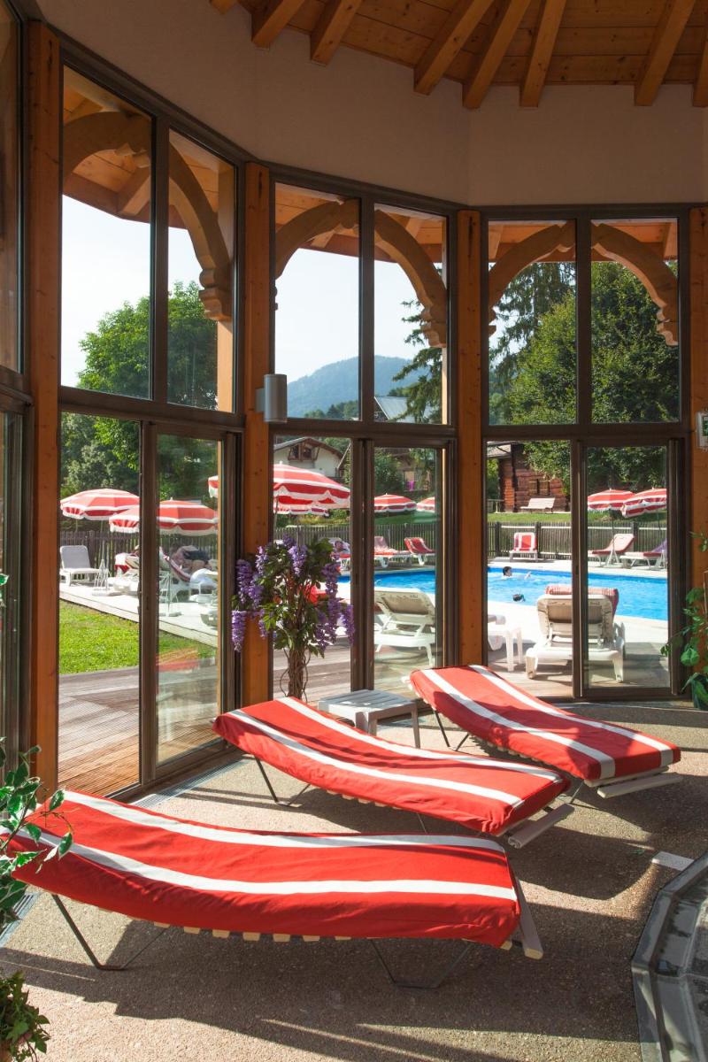 Piscine de l'établissement Chalet-Hôtel Neige et Roc, The Originals Relais ou située à proximité