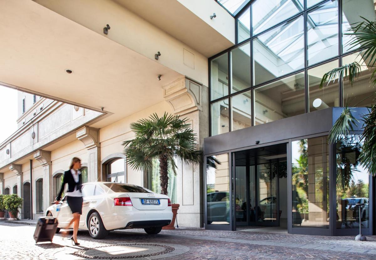 Cosmo Hotel Palace - Housity