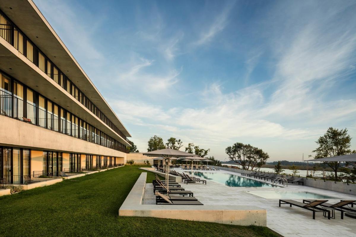 uma vista exterior de um edifício com piscina em Montebelo Vista Alegre Ílhavo Hotel em Ílhavo