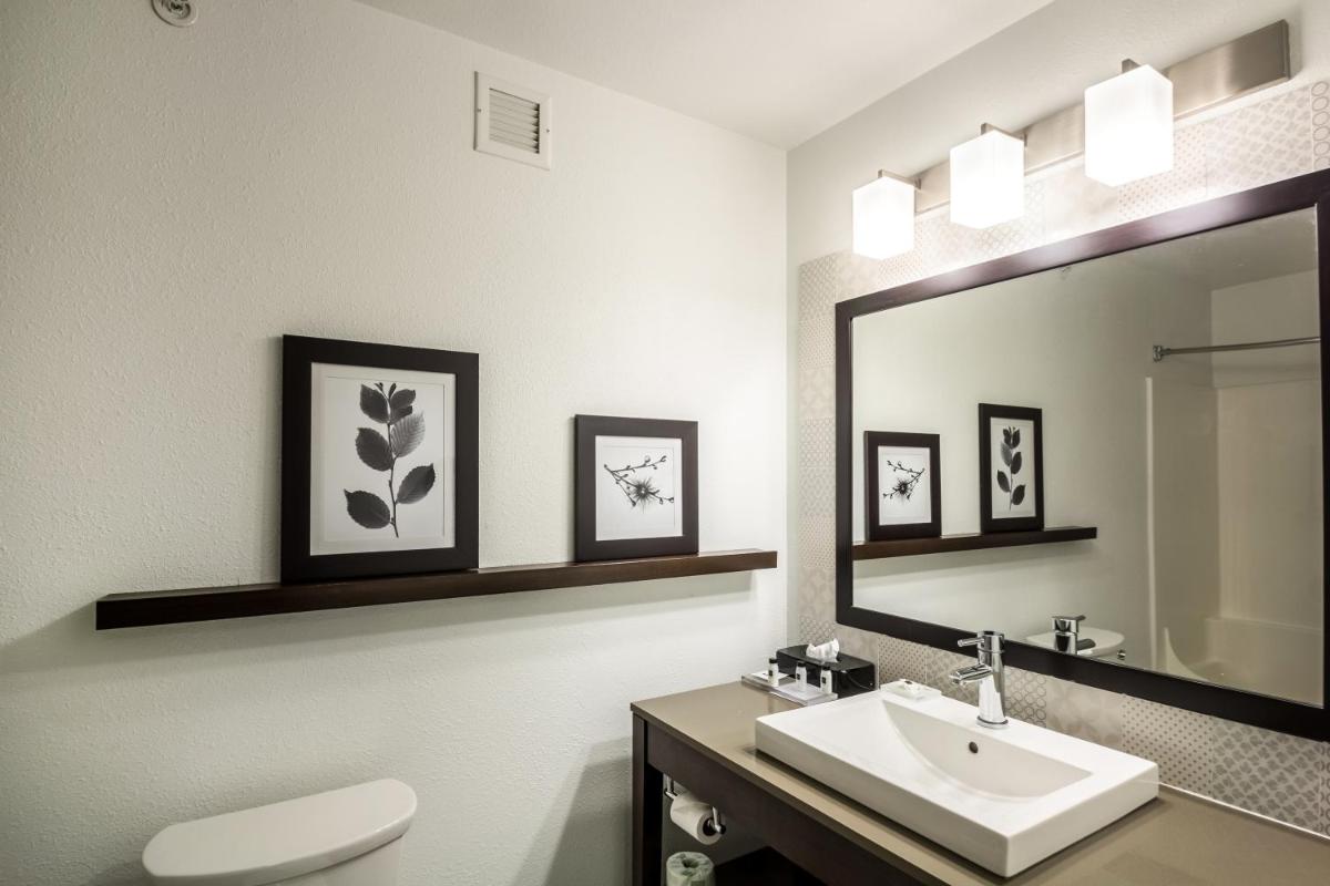 Country Inn & Suites by Radisson, Fond du Lac, WI - Housity