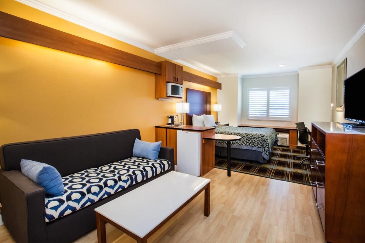 Days Inn & Suites by Wyndham Antioch - Housity