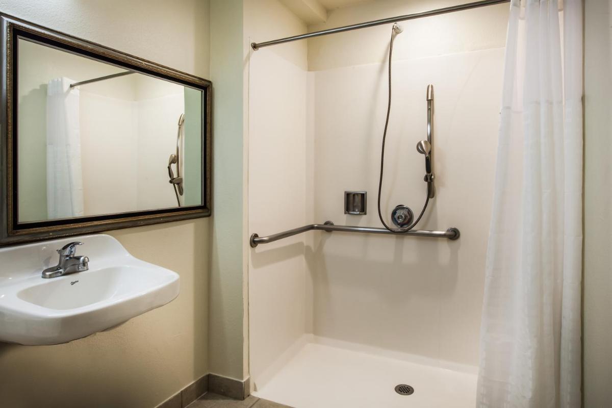 Days Inn & Suites by Wyndham Antioch - Housity