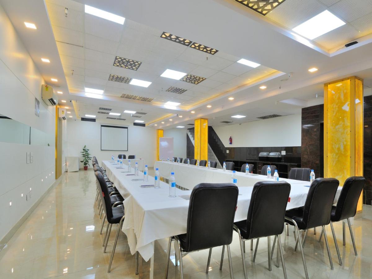 Hotel Sky Rich International - 05 Mins from Karol Bagh Metro Station - Housity