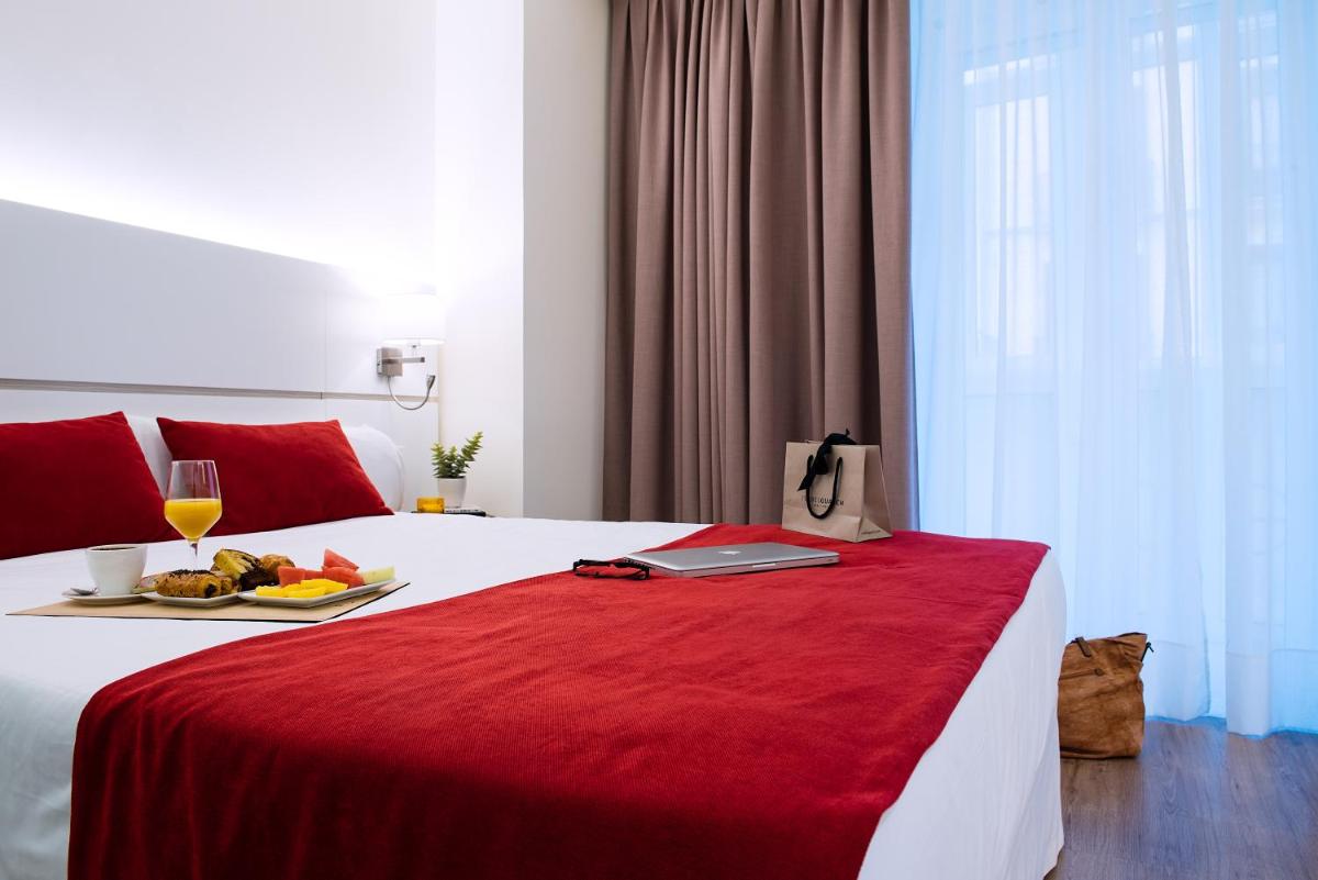 Cama o camas de una habitación en Hotel Pompaelo Plaza del Ayuntamiento & Spa