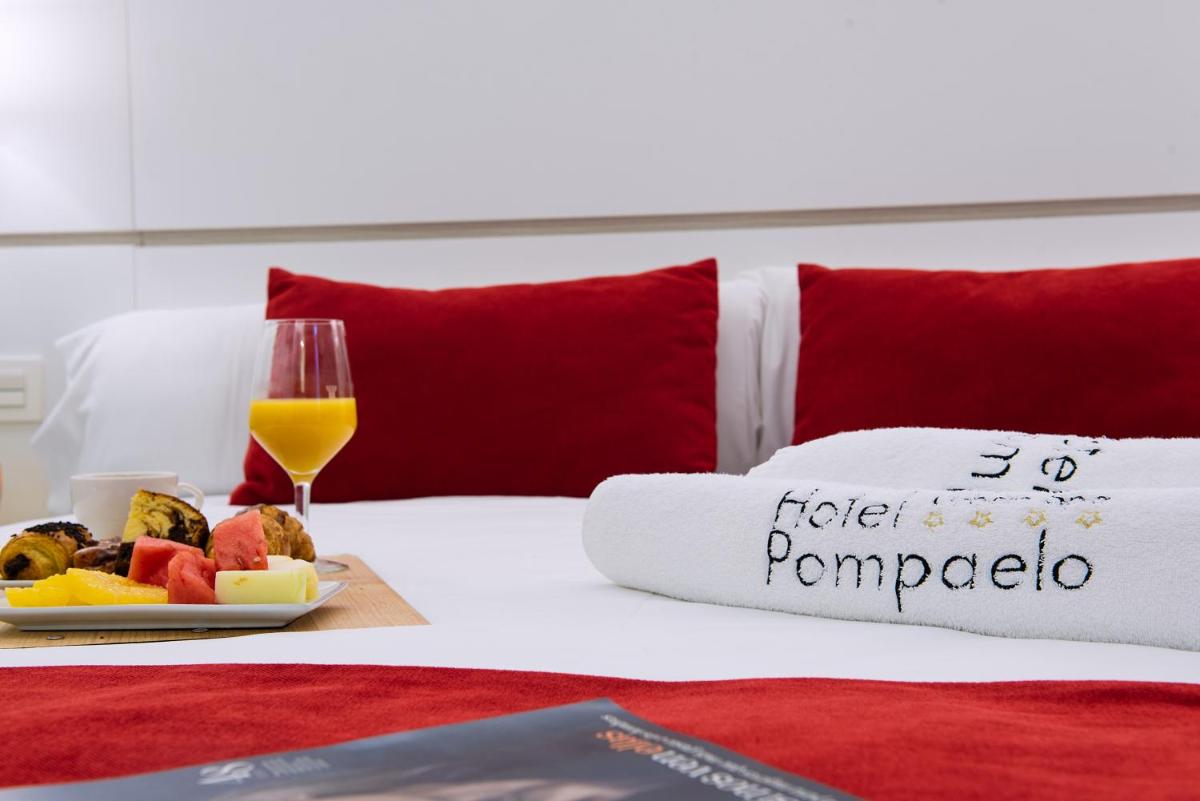 Cama o camas de una habitación en Hotel Pompaelo Plaza del Ayuntamiento & Spa