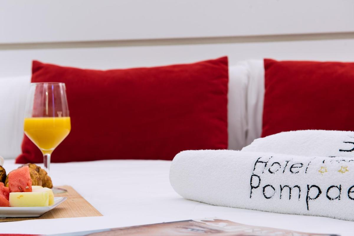 Cama o camas de una habitación en Hotel Pompaelo Plaza del Ayuntamiento & Spa