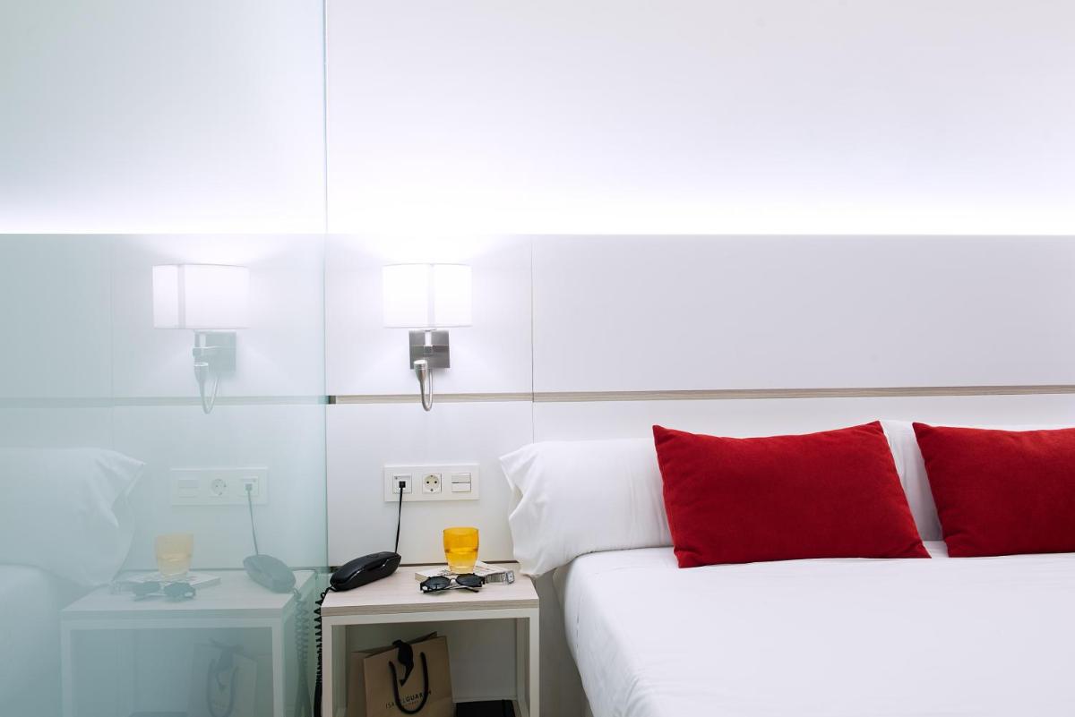 Cama o camas de una habitación en Hotel Pompaelo Plaza del Ayuntamiento & Spa
