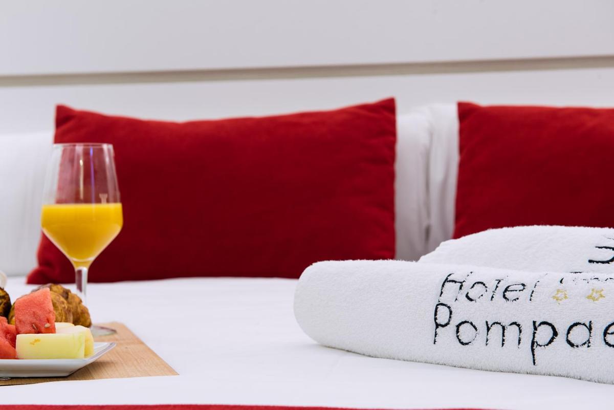 Cama o camas de una habitación en Hotel Pompaelo Plaza del Ayuntamiento & Spa