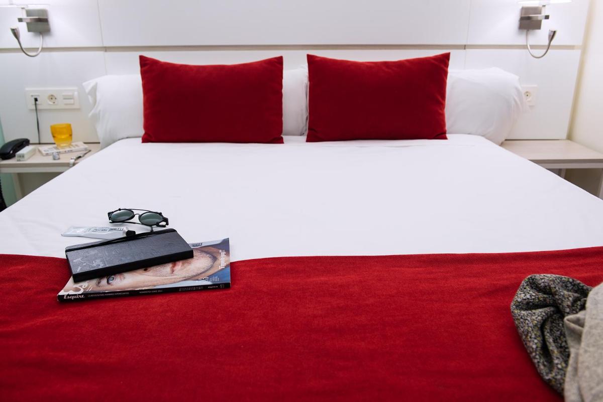 Cama o camas de una habitación en Hotel Pompaelo Plaza del Ayuntamiento & Spa
