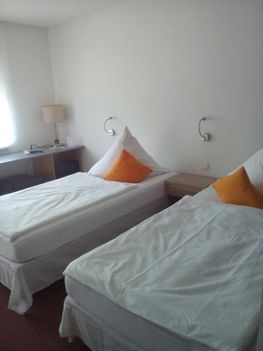 Ein Bett oder Betten in einem Zimmer der Unterkunft Hotel Astra Rastatt