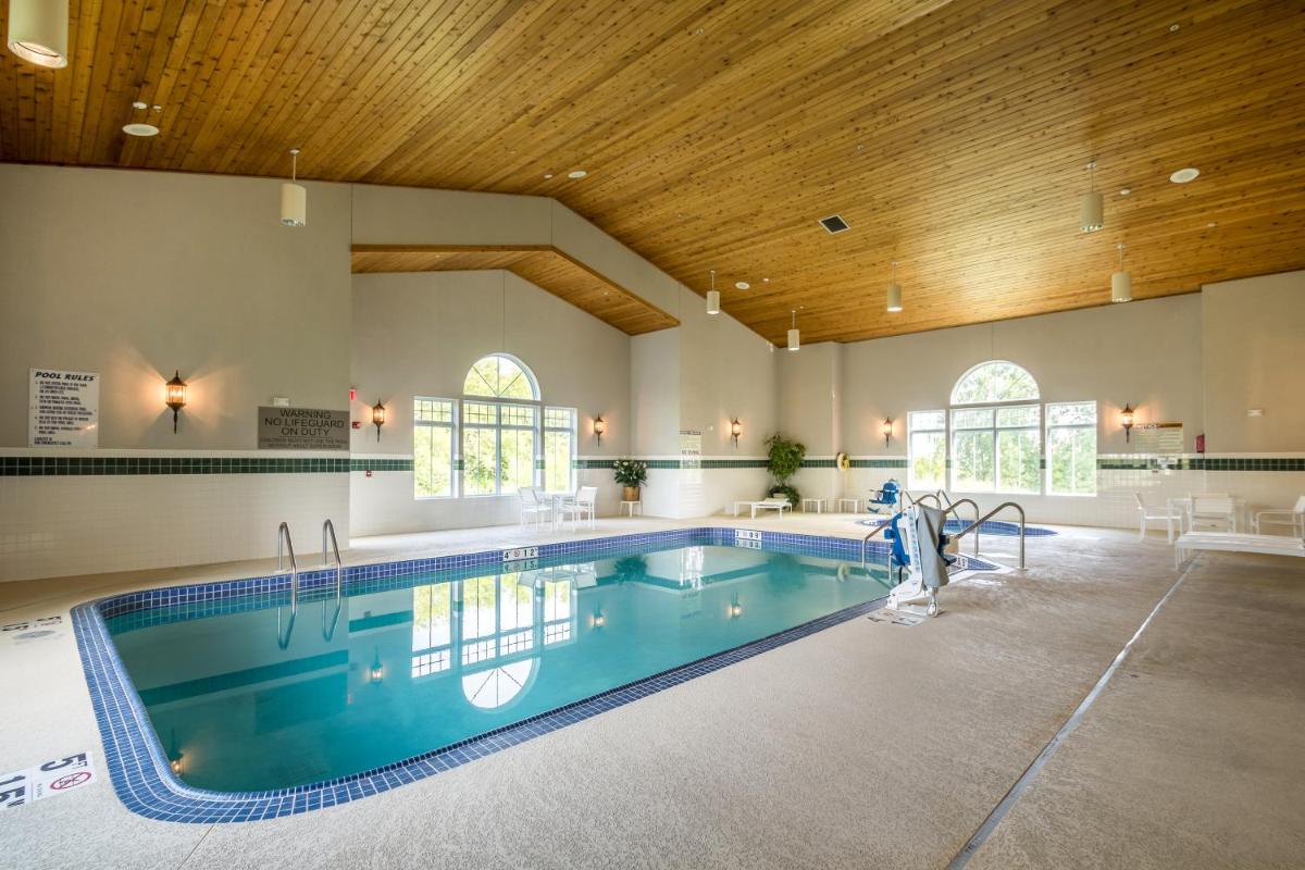 Country Inn & Suites by Radisson, Fond du Lac, WI - Housity