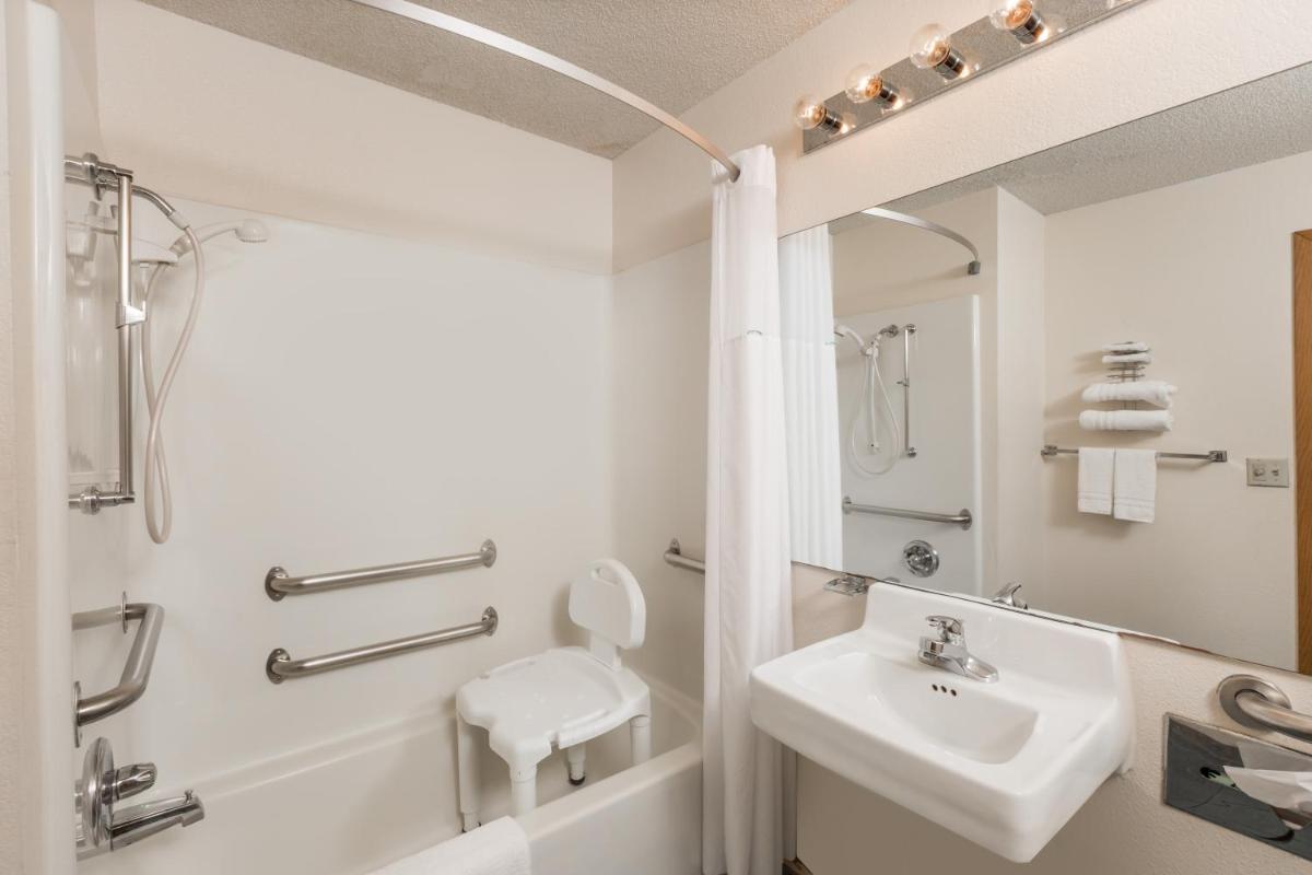 Howard Johnson by Wyndham Wichita Airport - Housity