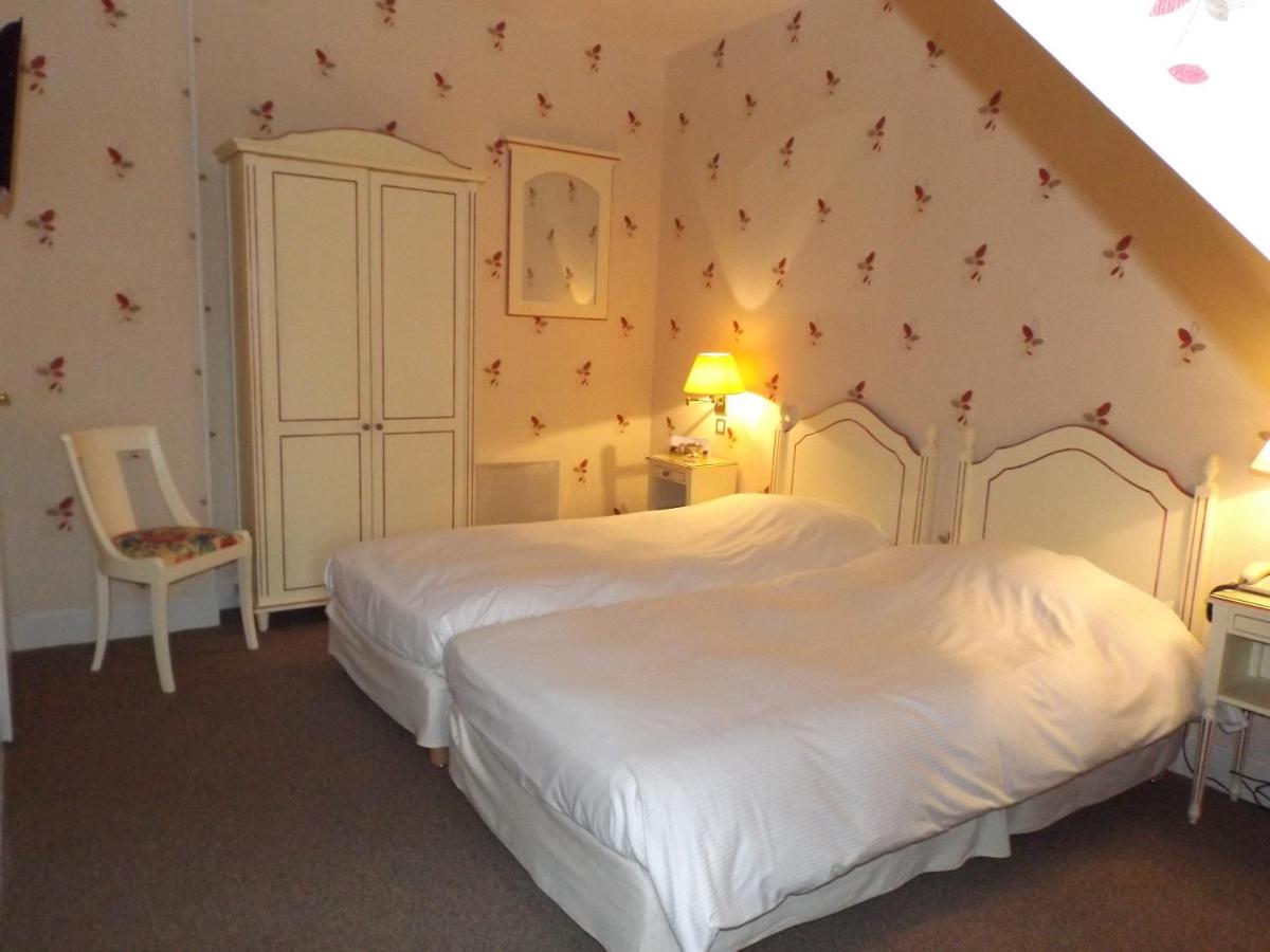 Un ou plusieurs lits dans un hébergement de l'établissement Château des Monthairons Hôtel Restaurant GastroMaison Spa privatif