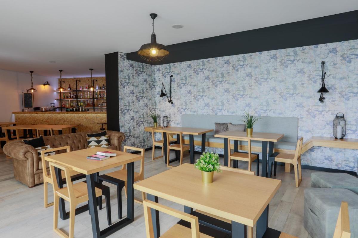 Uma área de estar em Well Hotel & Spa
