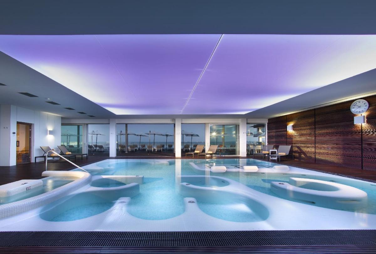 Piscina en o cerca de Parador de Cádiz
