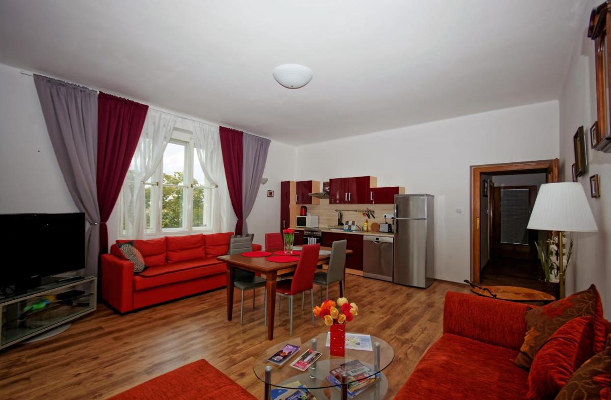 Spacious Prague View Apartment - Housity