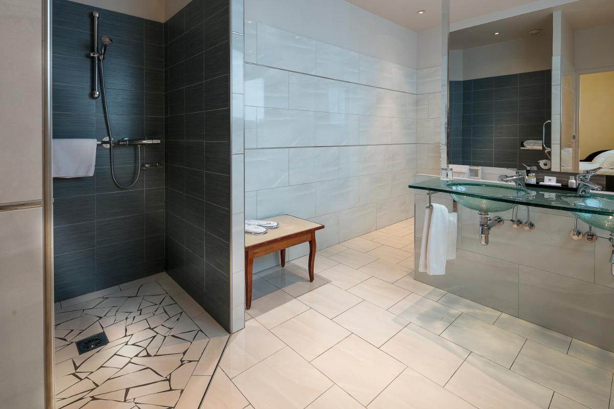 Salle de bains dans l'établissement Relais de la Poste