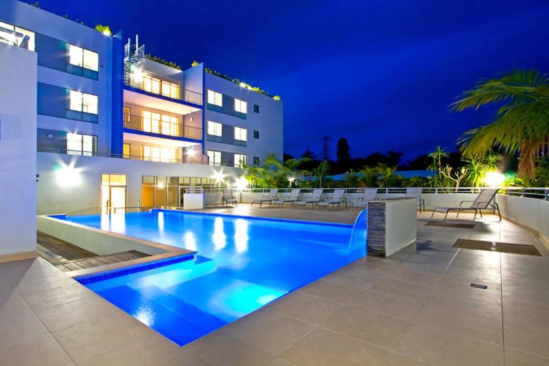 Lakeside Waterfront Apartment The Entrance - Housity