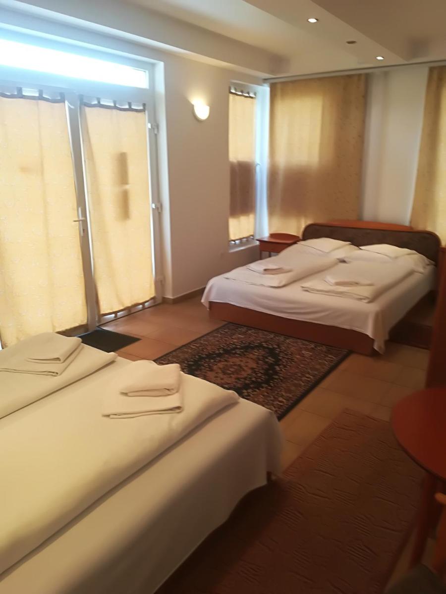 Hotel Rózsa Csárda Bungalow & Caravan Park - Housity