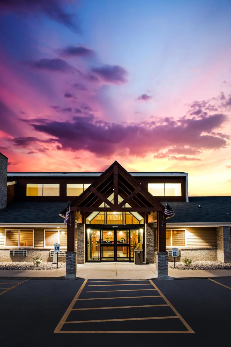 AmericInn by Wyndham Menomonie - Housity