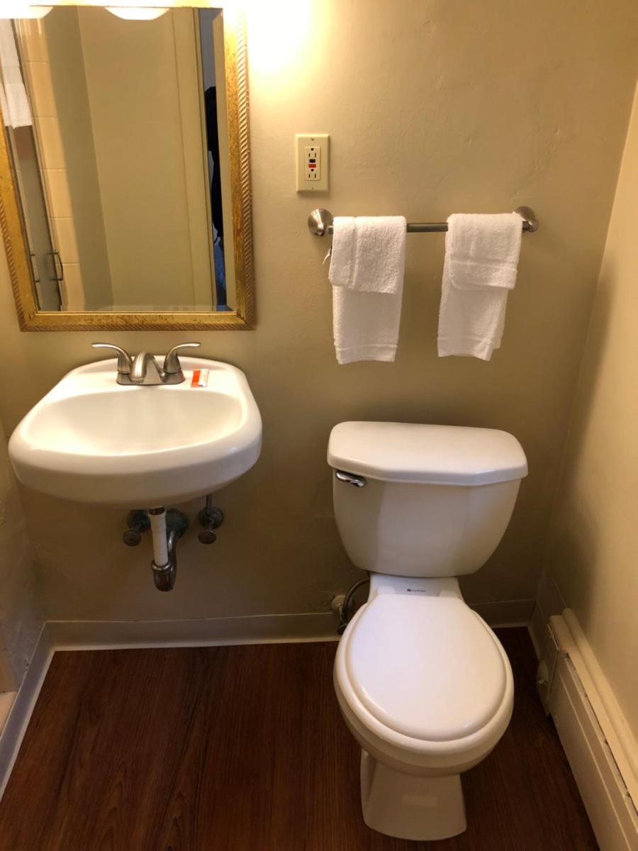 The Walpole Motel - Housity