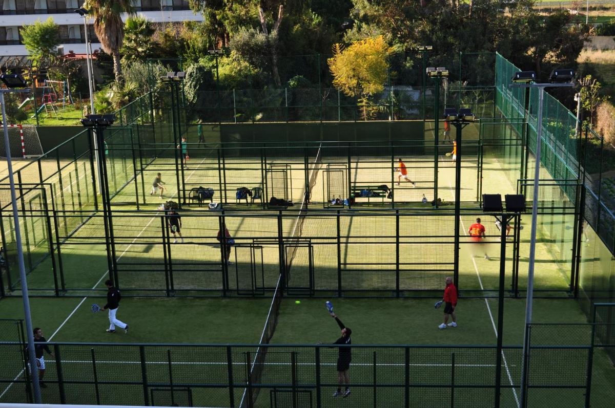 Instalaciones para jugar a tenis o squash en Sumus Hotel Monteplaya & SPA 4Sup - Adults Only o alrededores
