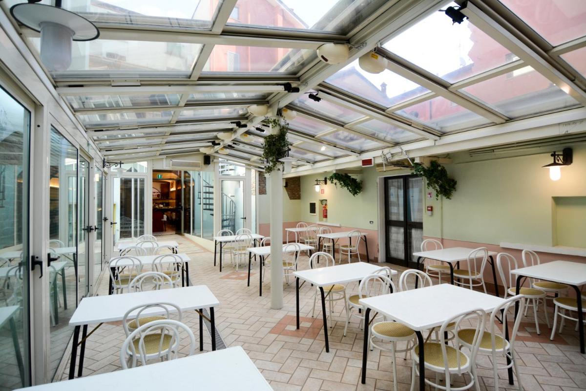 Hotel Mantegna Stazione - Housity