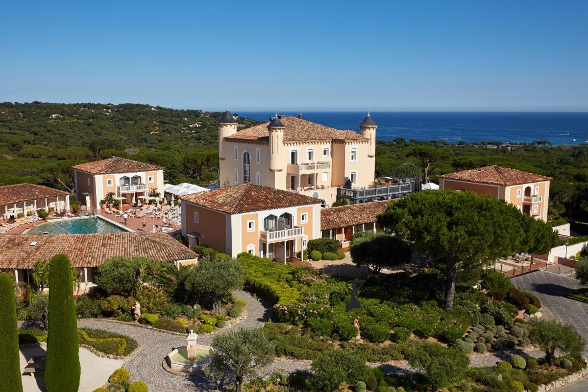 - une vue aérienne sur une villa avec un jardin dans l'établissement Airelles Château de la Messardière, à Saint-Tropez