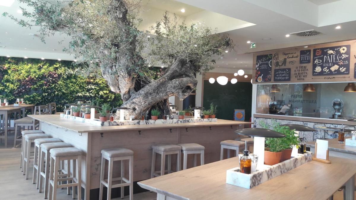 Un restaurante o sitio para comer en Center Parcs Villages Nature Paris